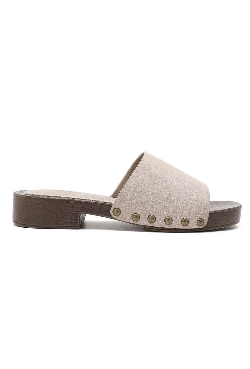 Mules beige effet bois et détails cloutés