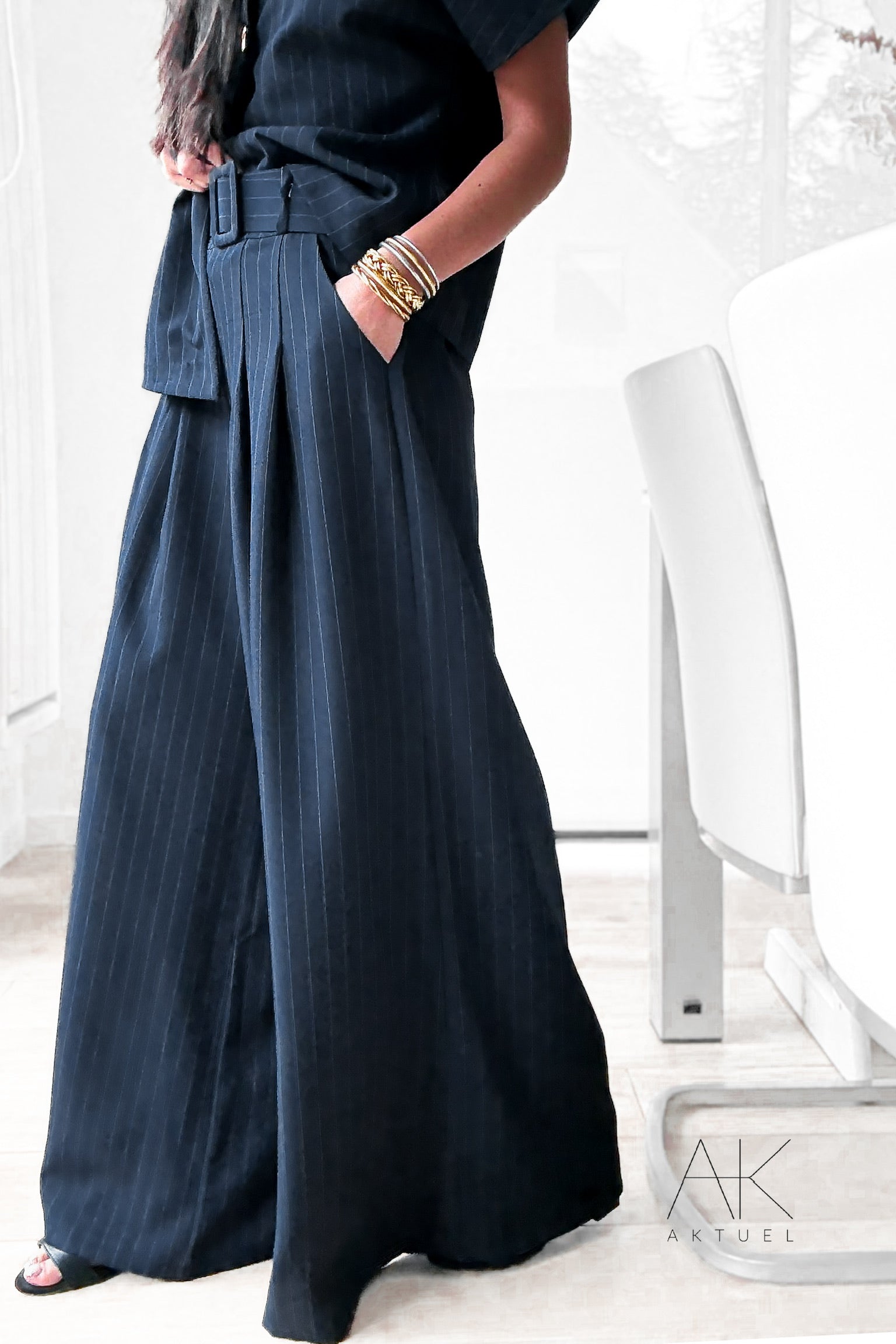 Pantalon large marine à fines rayures avec ceinture