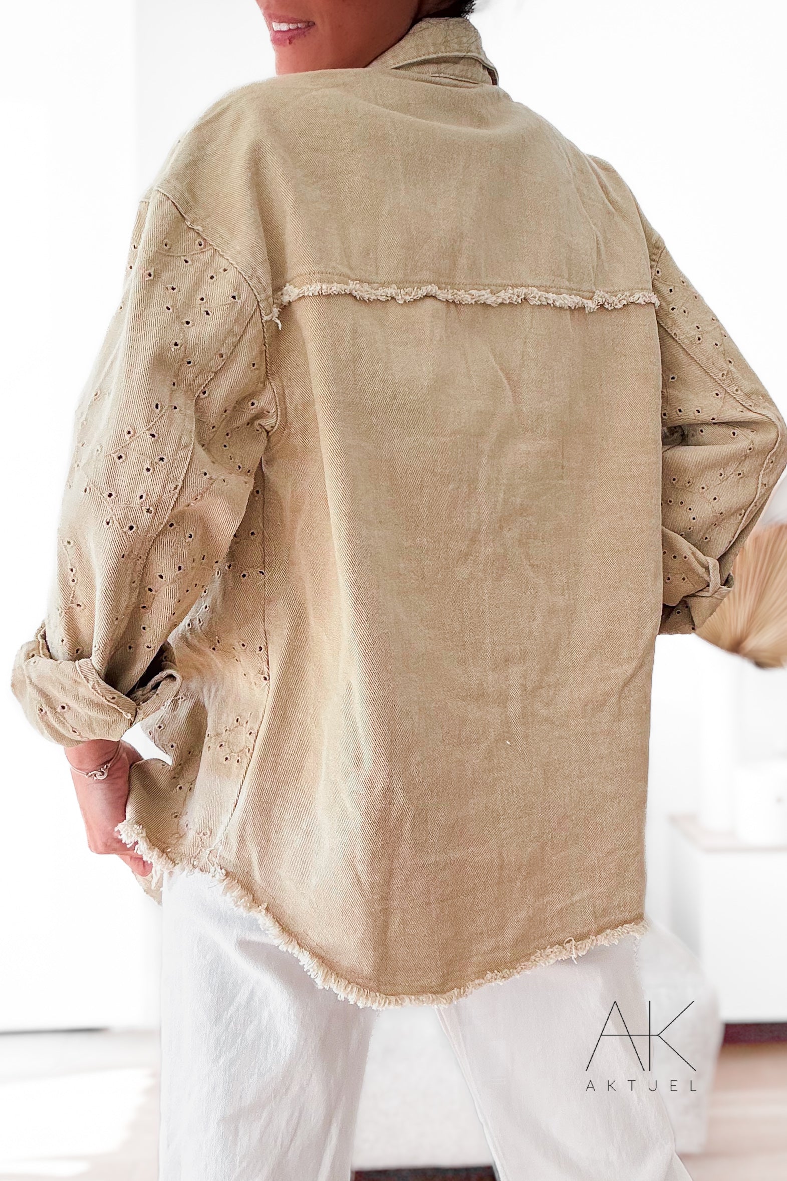 Veste beige broderie anglaise