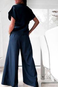 Pantalon large marine à fines rayures avec ceinture