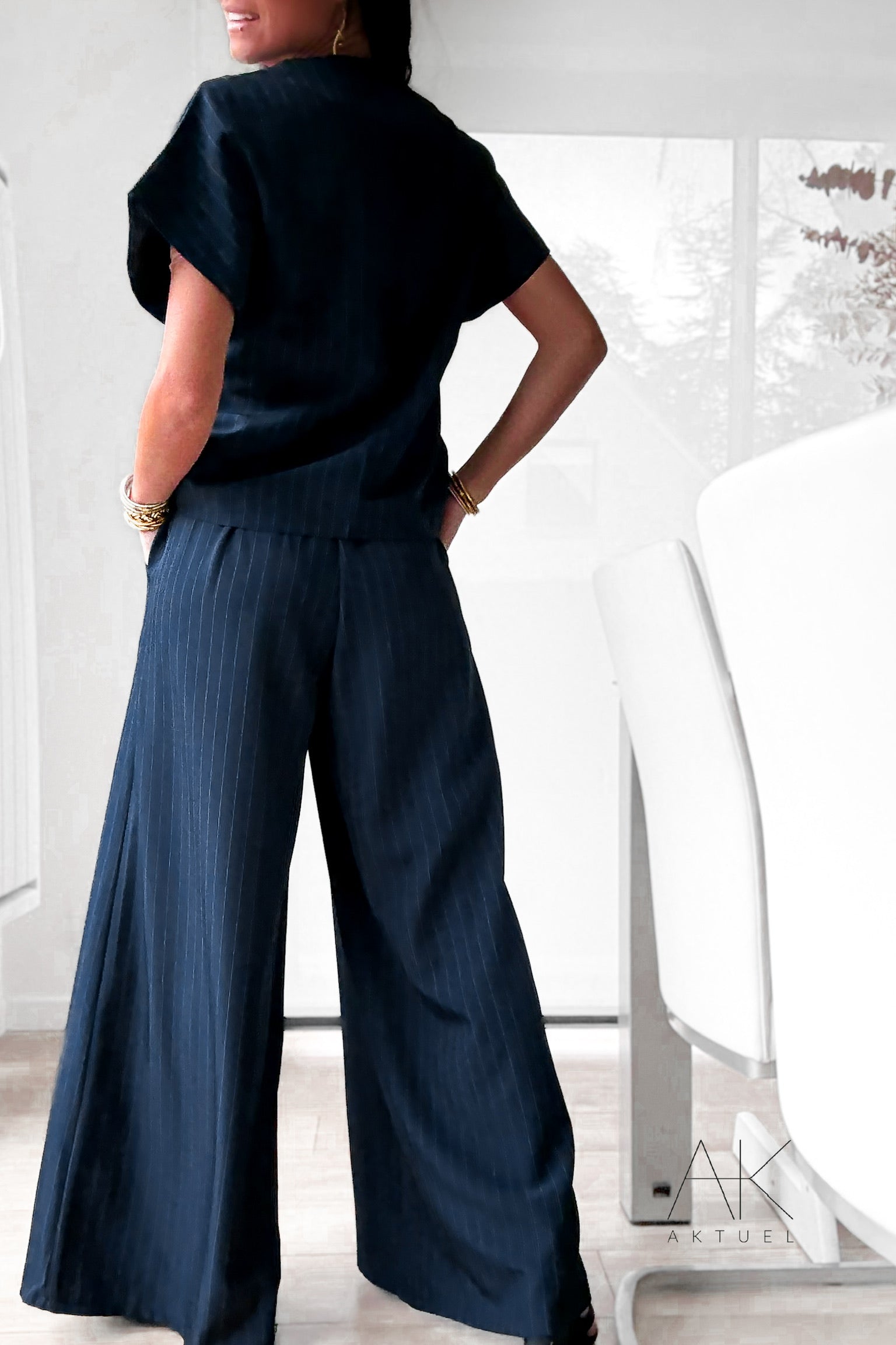 Pantalon large marine à fines rayures avec ceinture