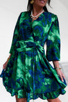 Robe courte col V imprimée vert et bleu