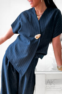 Top marine à fines rayures et détail bijou