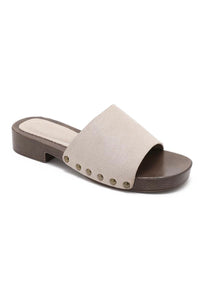 Mules beige effet bois et détails cloutés