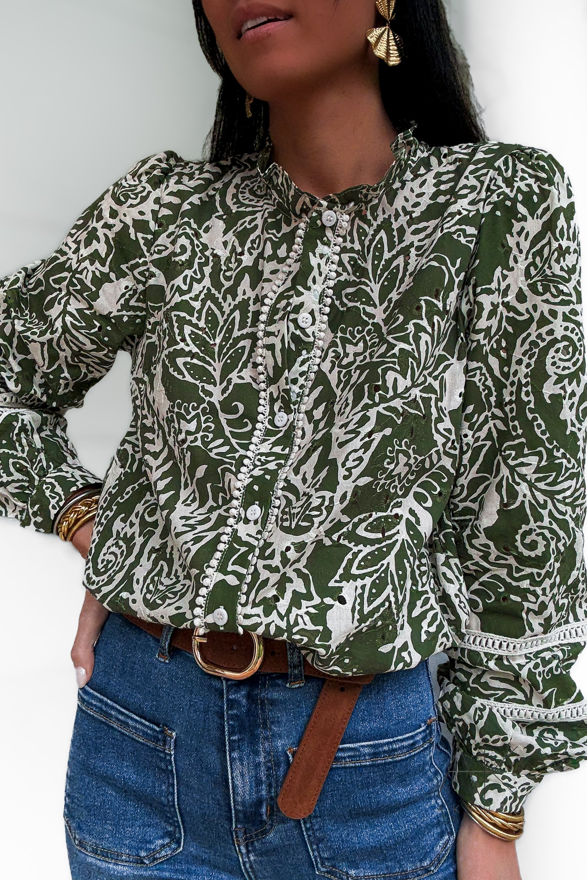 Chemise imprimée vert sauge et blanc à détails ajourés