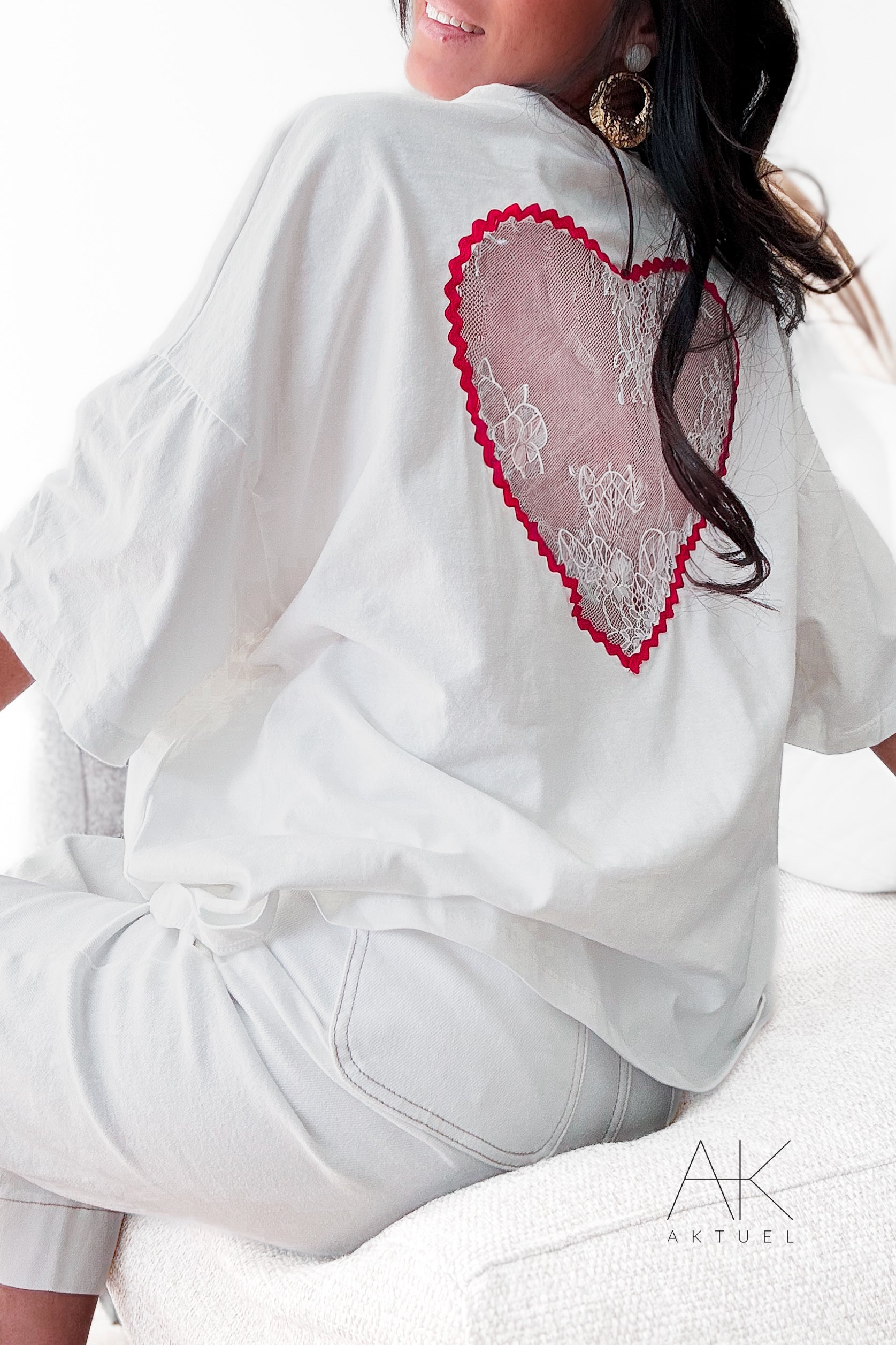 T-shirt blanc cœur dentelle dans le dos
