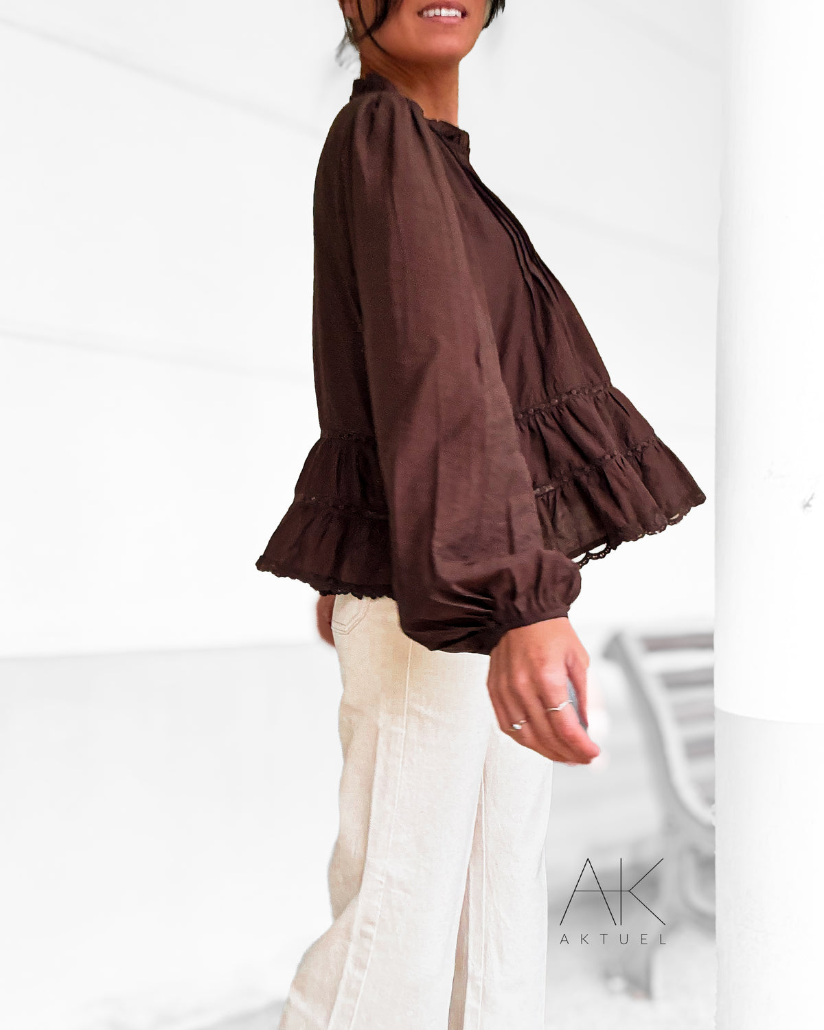 Blouse chocolat romantique à volants