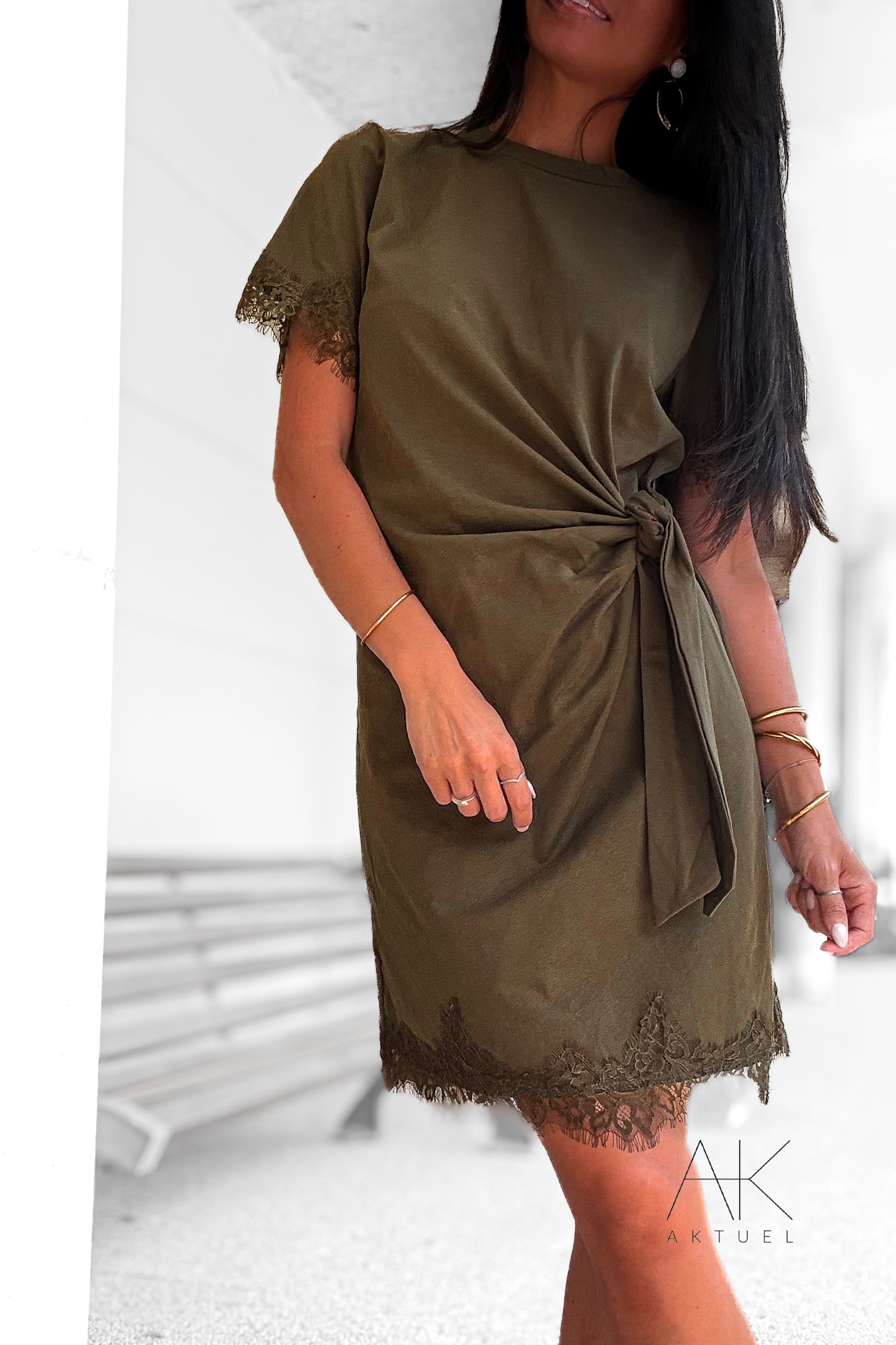 Robe courte à nouer en dentelle kaki