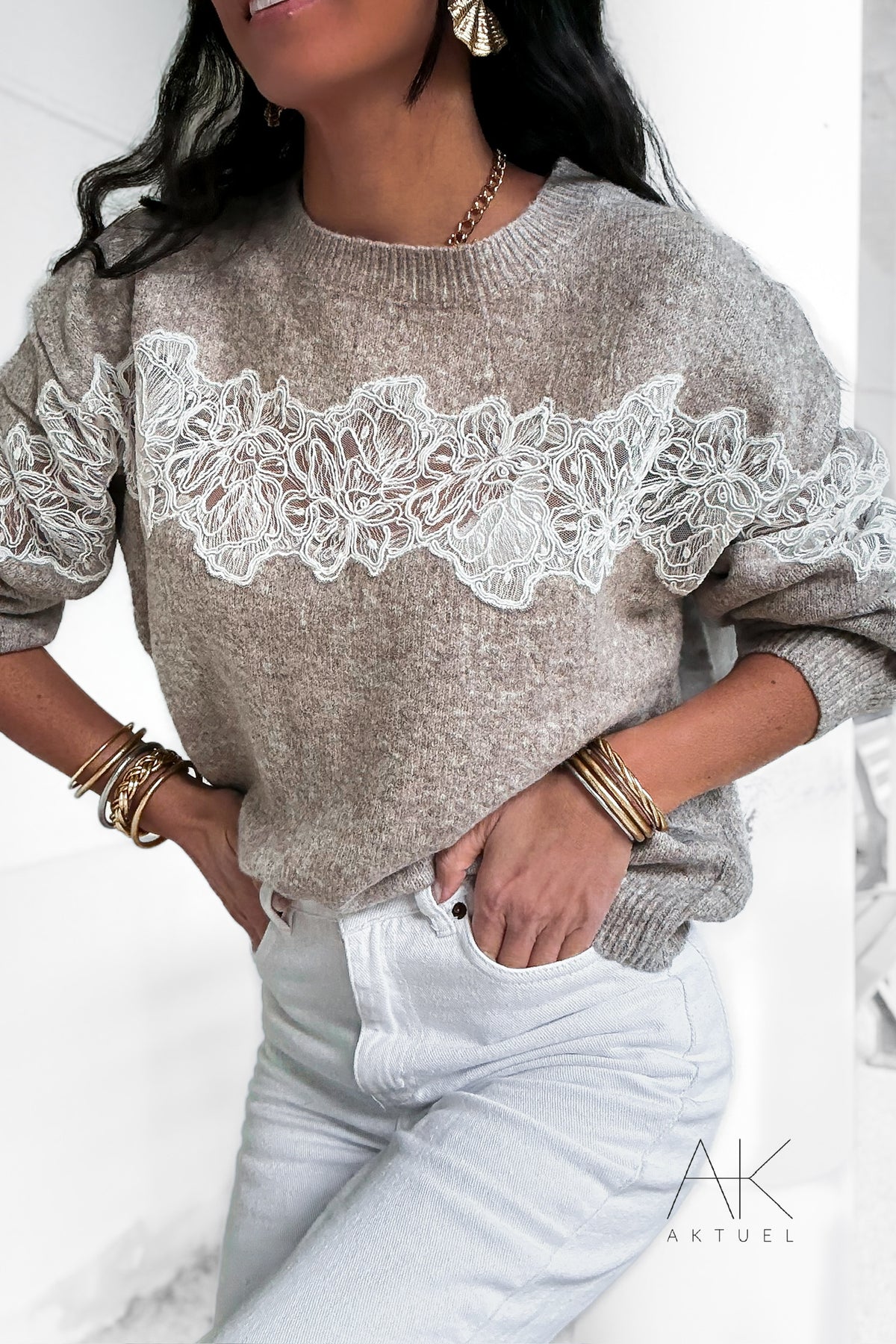 Pull taupe détails dentelle en maille douce