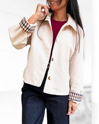 Veste trench courte écrue à revers carreaux