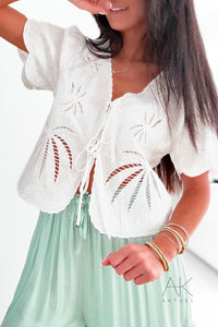 Top blanc à broderies palmier