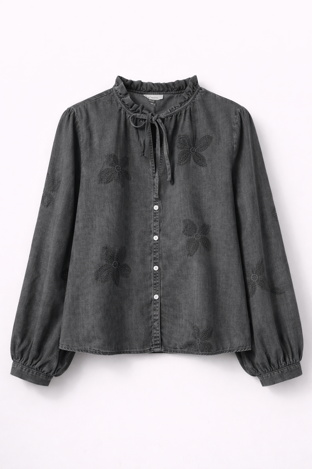 Blouse en jean gris brodée col volanté