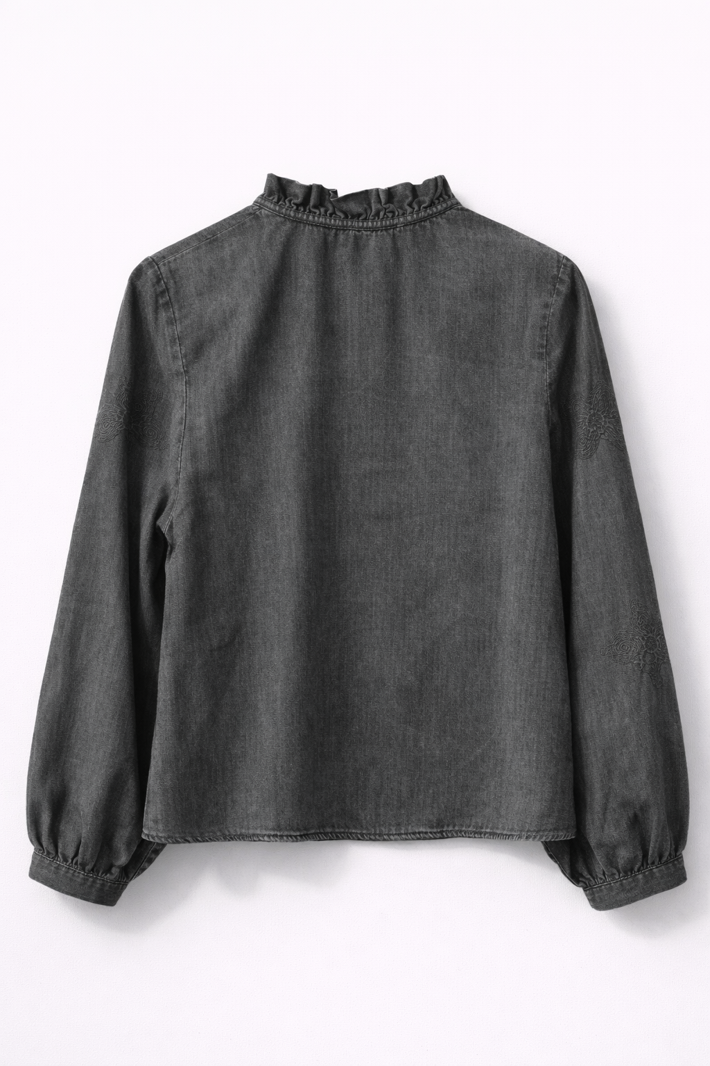 Blouse en jean gris brodée col volanté