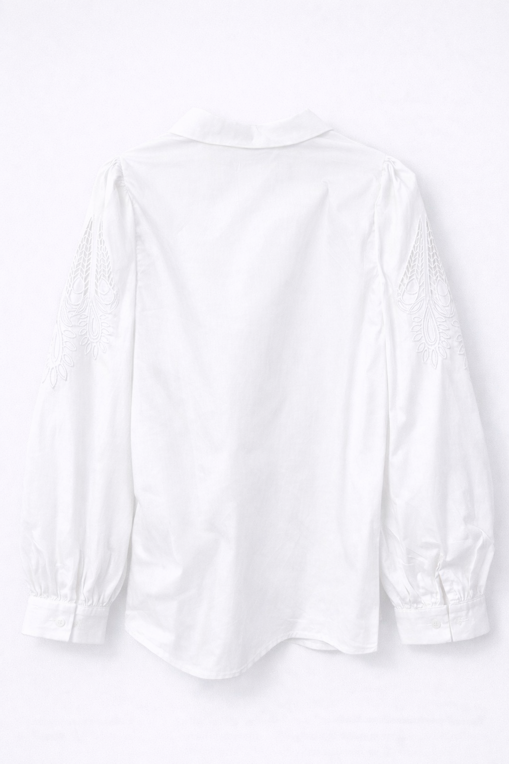 Chemise blanche à manches brodées