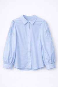 Chemise bleue à manches brodées