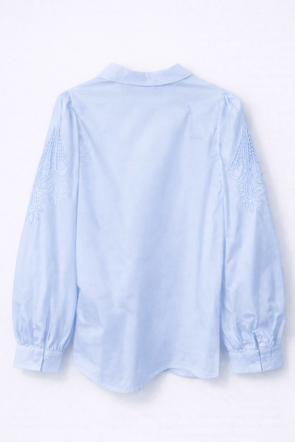 Chemise bleue à manches brodées