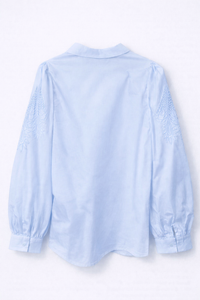 Chemise bleue à manches brodées