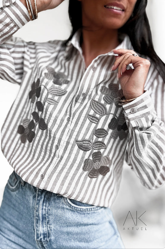 Chemise à rayures gris brodée avec des motifs floraux