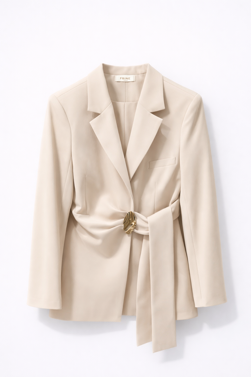 Blazer beige ceinturé détail bijou