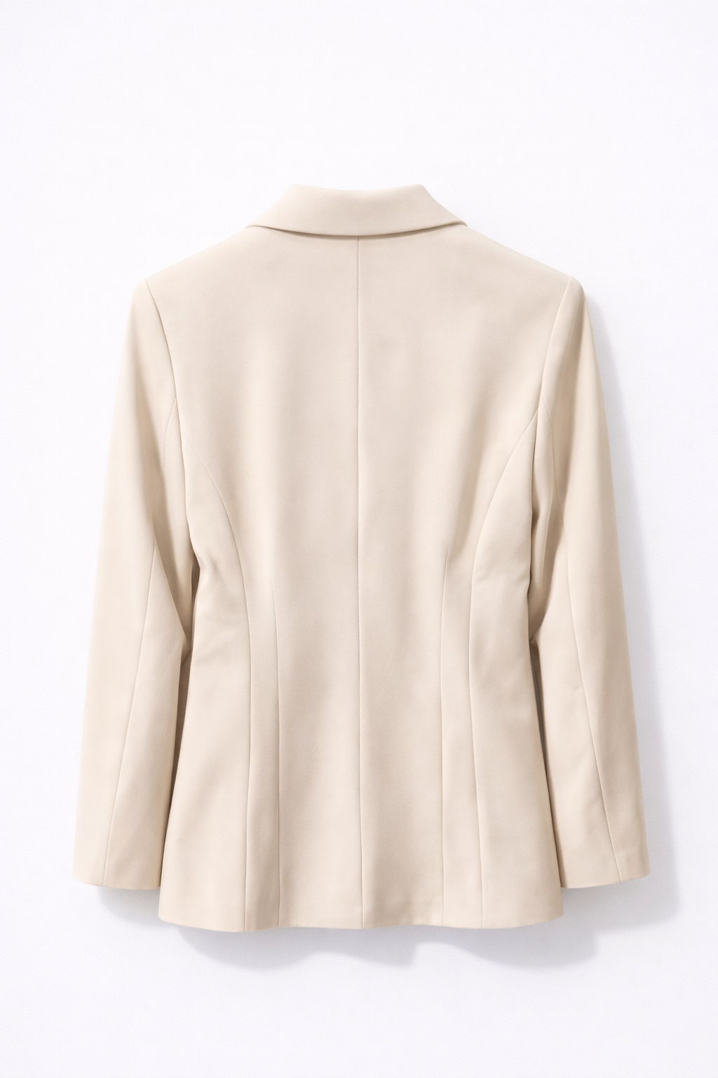 Blazer beige ceinturé détail bijou