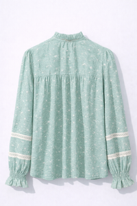 Blouse vert brodée détails dentelle