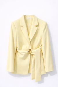 Blazer jaune ceinturé détail bijou
