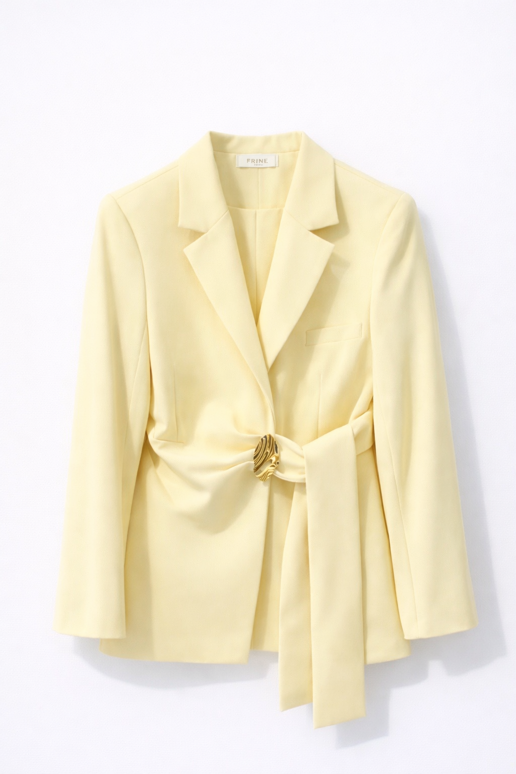Blazer jaune ceinturé détail bijou