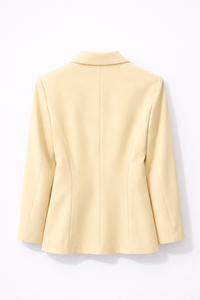 Blazer jaune ceinturé détail bijou