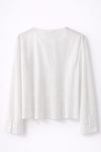 Blouse blanche à volants et lien à nouer