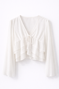 Blouse blanche à volants et lien à nouer