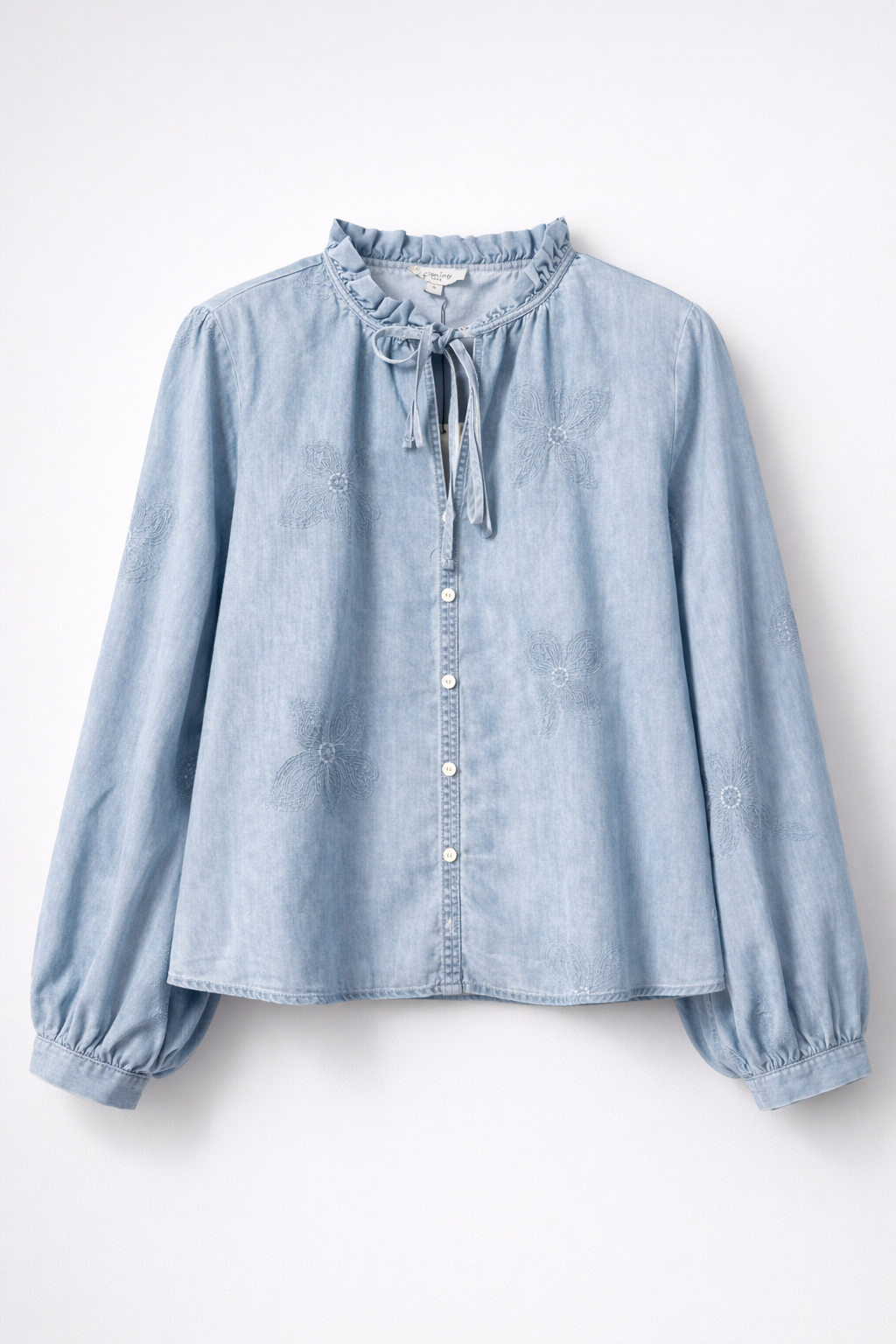 Blouse en jean brodée col volanté