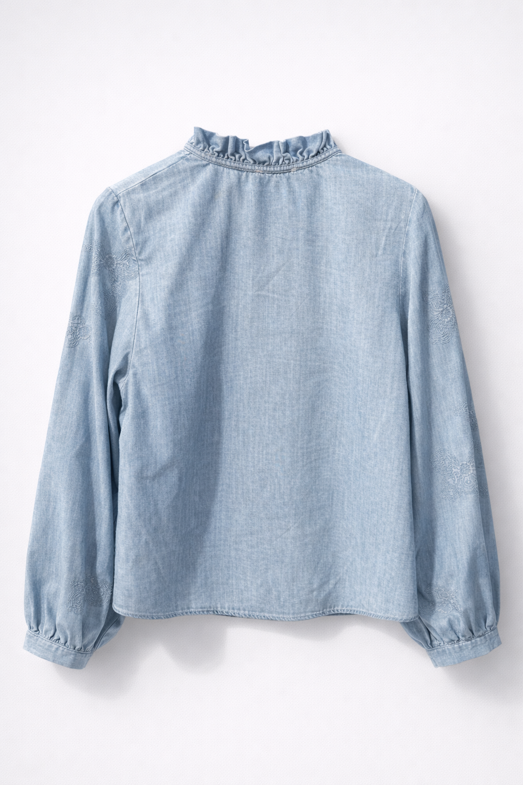 Blouse en jean brodée col volanté