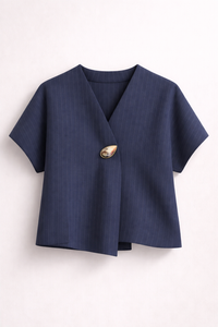 Top marine à fines rayures et détail bijou