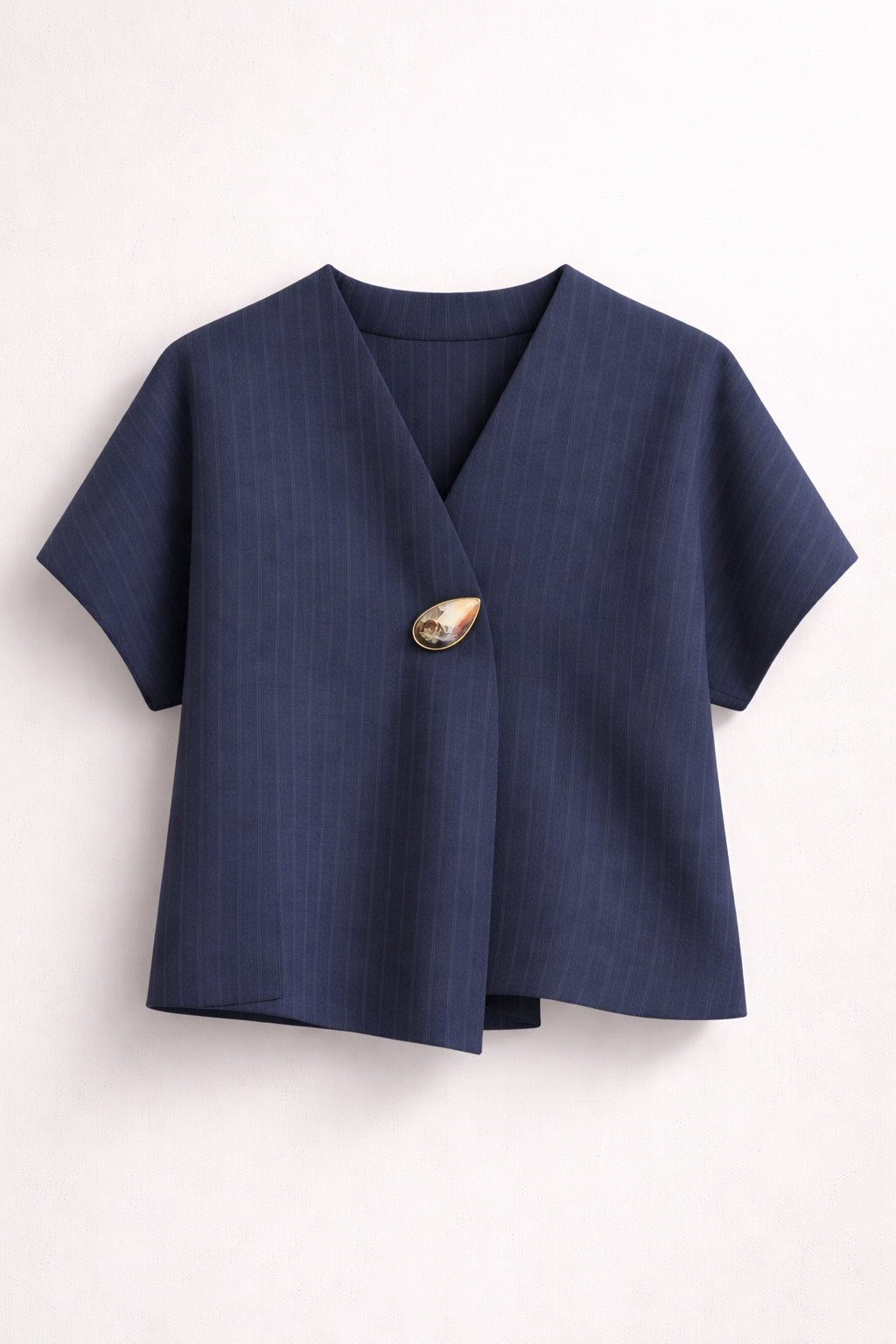 Top marine à fines rayures et détail bijou