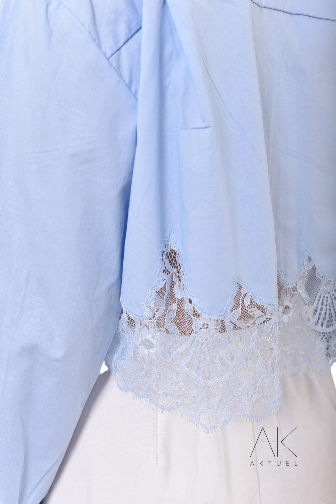Chemise Crop Bleue avec Dentelle